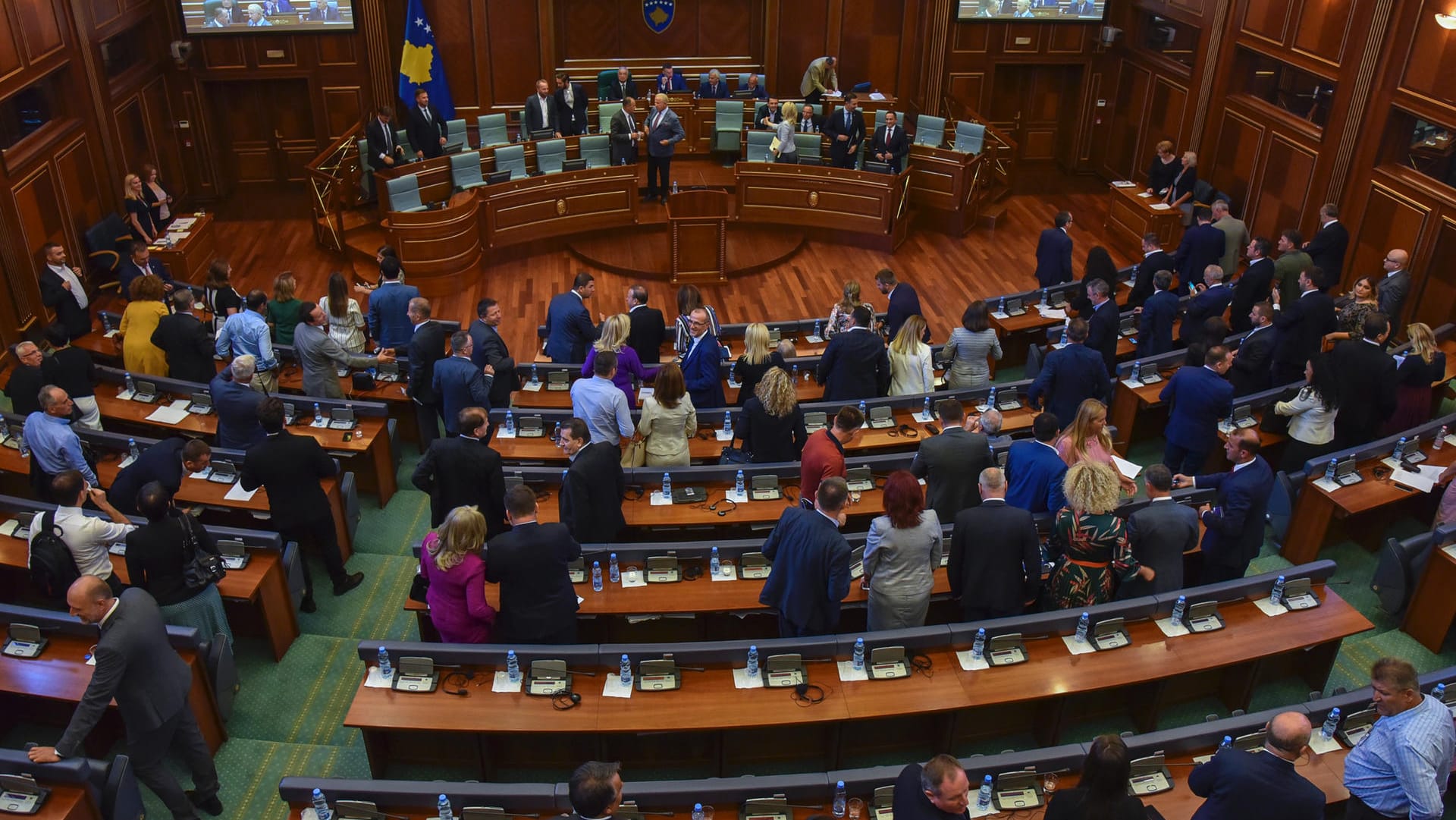 Die Politiker verlassen das Parlament, nachdem sie sich für dessen Auflösung entschieden haben: Seit 2008 ist das Land unabhängig. Die Politiker verlassen das Parlament, nachdem sie sich für dessen Auflösung entschieden haben: Seit 2008 ist das Land unabhängig.