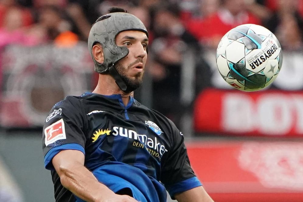 Klaus Gjasula: Der Profi des SC Paderborn spielt seit Jahren mit Helm.
