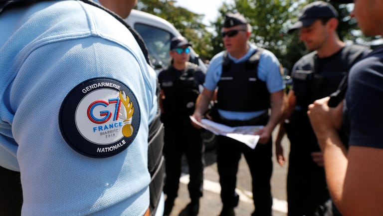 Ein G7-Aufnäher auf der Uniform eines französischen Polizisten: Rund 13.200 Sicherheitskräfte sollen das Treffen der Spitzenpolitiker bewachen.