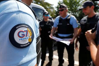 Ein G7-Aufnäher auf der Uniform eines französischen Polizisten: Rund 13.200 Sicherheitskräfte sollen das Treffen der Spitzenpolitiker bewachen.