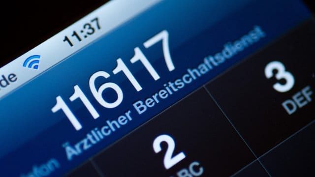 Die Telefonnummer der Hotline 116117 auf dem Display eines Smartphones.