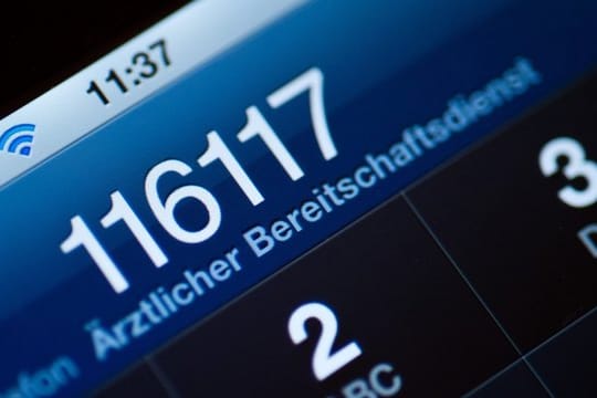 Die Telefonnummer der Hotline 116117 auf dem Display eines Smartphones.