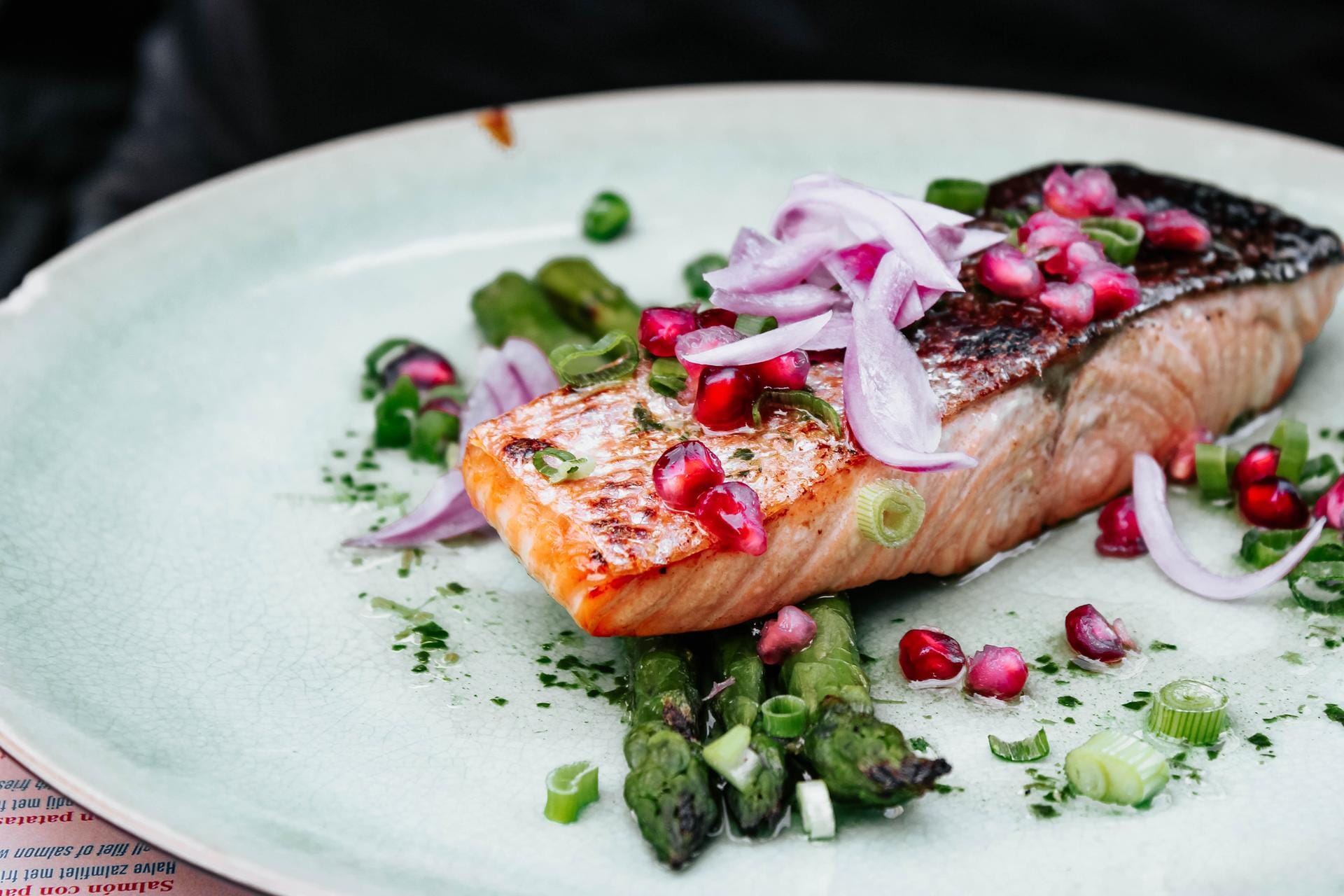 Lachs getoppt mit Zwiebeln und Granatapfelkernen: ein leckeres Gericht im Fischrestaurant.