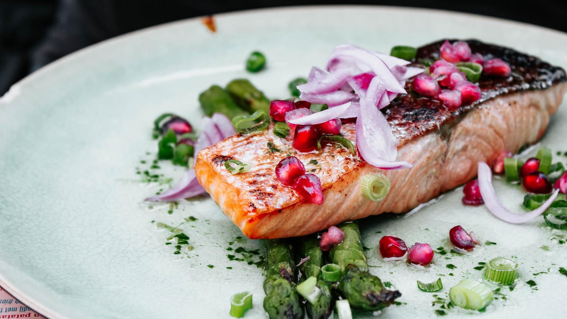 Lachs getoppt mit Zwiebeln und Granatapfelkernen: ein leckeres Gericht im Fischrestaurant.