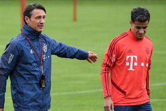 Bayern-Coach Niko Kovac lässt Neuzugang Philippe Coutinho (r) zuerst einmal auf der Bank.