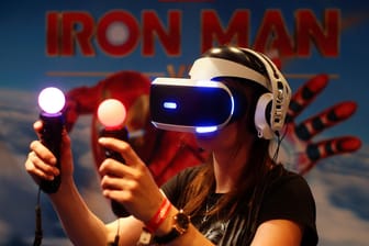 Eine Gamescom-Besucherin spielt mit Playstation VR: Die Technologie wird auch außerhalb von Games genutzt.