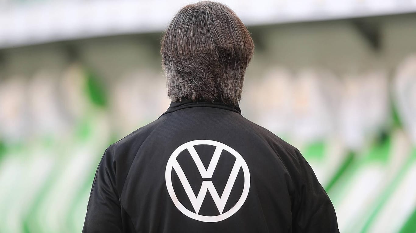 Bundestrainer Joachim Löw: VW ist aktueller Sponsor der Fußball-Nationalmannschaft. Das neue Logo ziert bereits die Ausstattung des Teams.