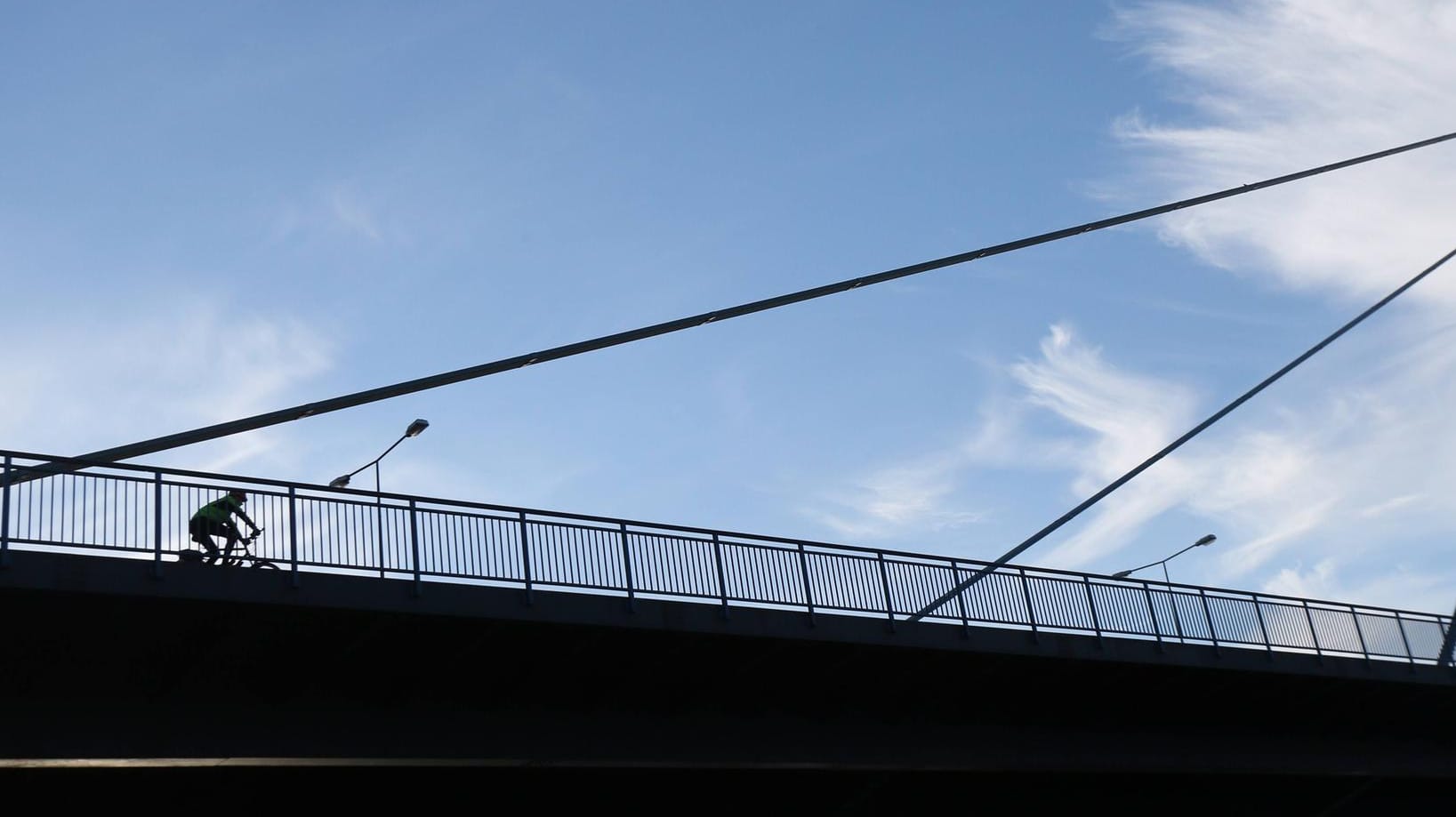 Ein Radfahrer fährt über die Rheinbrücke bei Maxau: Wegen Bauarbeiten ist die Brücke am Wochenende für Fahrzeuge gesperrt.