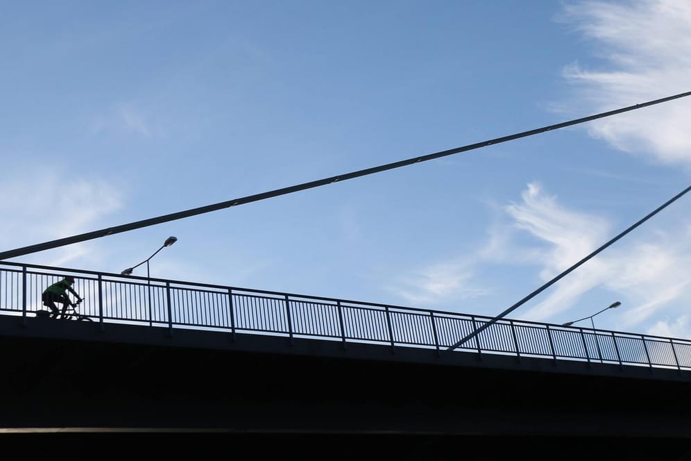 Ein Radfahrer fährt über die Rheinbrücke bei Maxau: Wegen Bauarbeiten ist die Brücke am Wochenende für Fahrzeuge gesperrt.