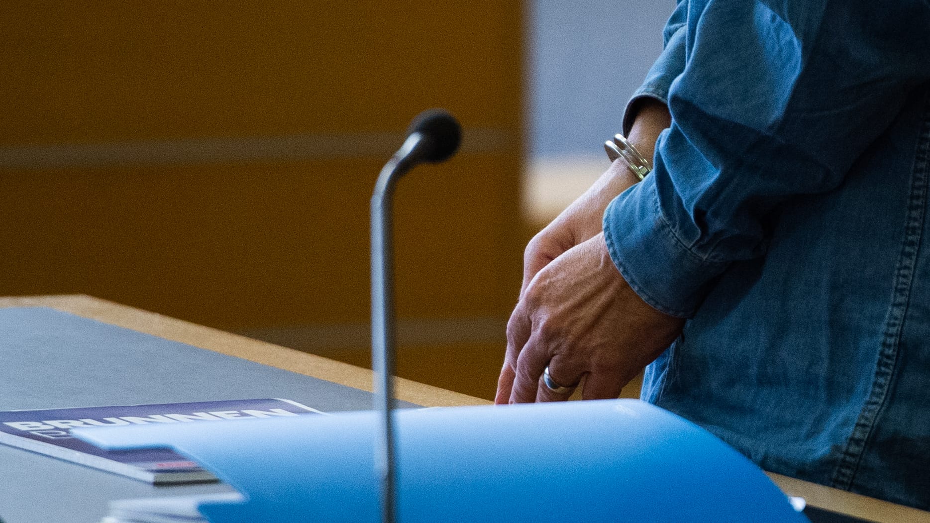 Die Hände des Angeklagten in Handschellen: Der 60-Jährige gestand den Missbrauch in 27 Fällen. (Archivbild) Die Hände des Angeklagten in Handschellen: Der 60-Jährige gestand den Missbrauch in 27 Fällen. (Archivbild)