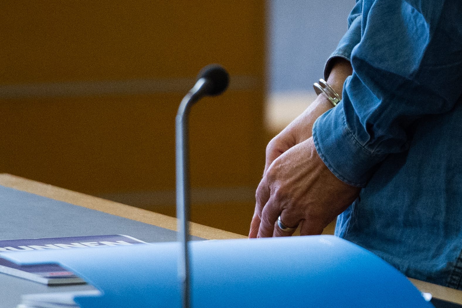 Die Hände des Angeklagten in Handschellen: Der 60-Jährige gestand den Missbrauch in 27 Fällen. (Archivbild)