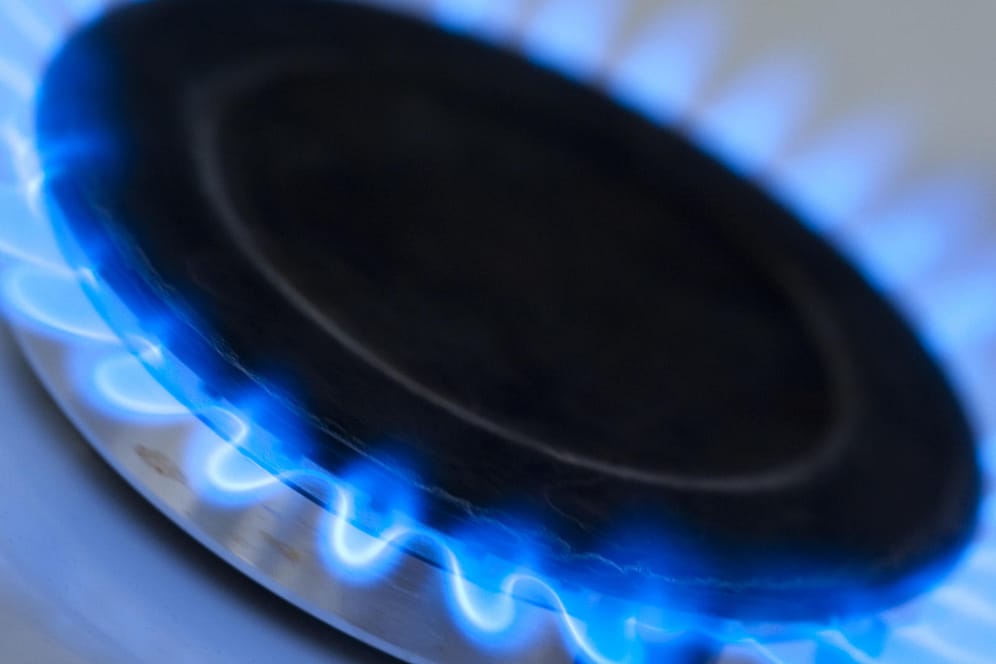 Flamme beim Gasherd: Die Gasversorgung wird an vielen Orten von L- auf H-Gas umgestellt. Auch Herde müssen dann umgerüstet oder ausgetauscht werden.