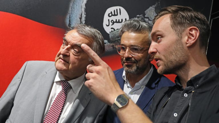 Herbert Reul (CDU), Innenminister von Nordrhein-Westfalen besucht die Gamescom: Mit zwei YouTube-Kanälen will das Bundesland gegen Extremismus vorgehen.