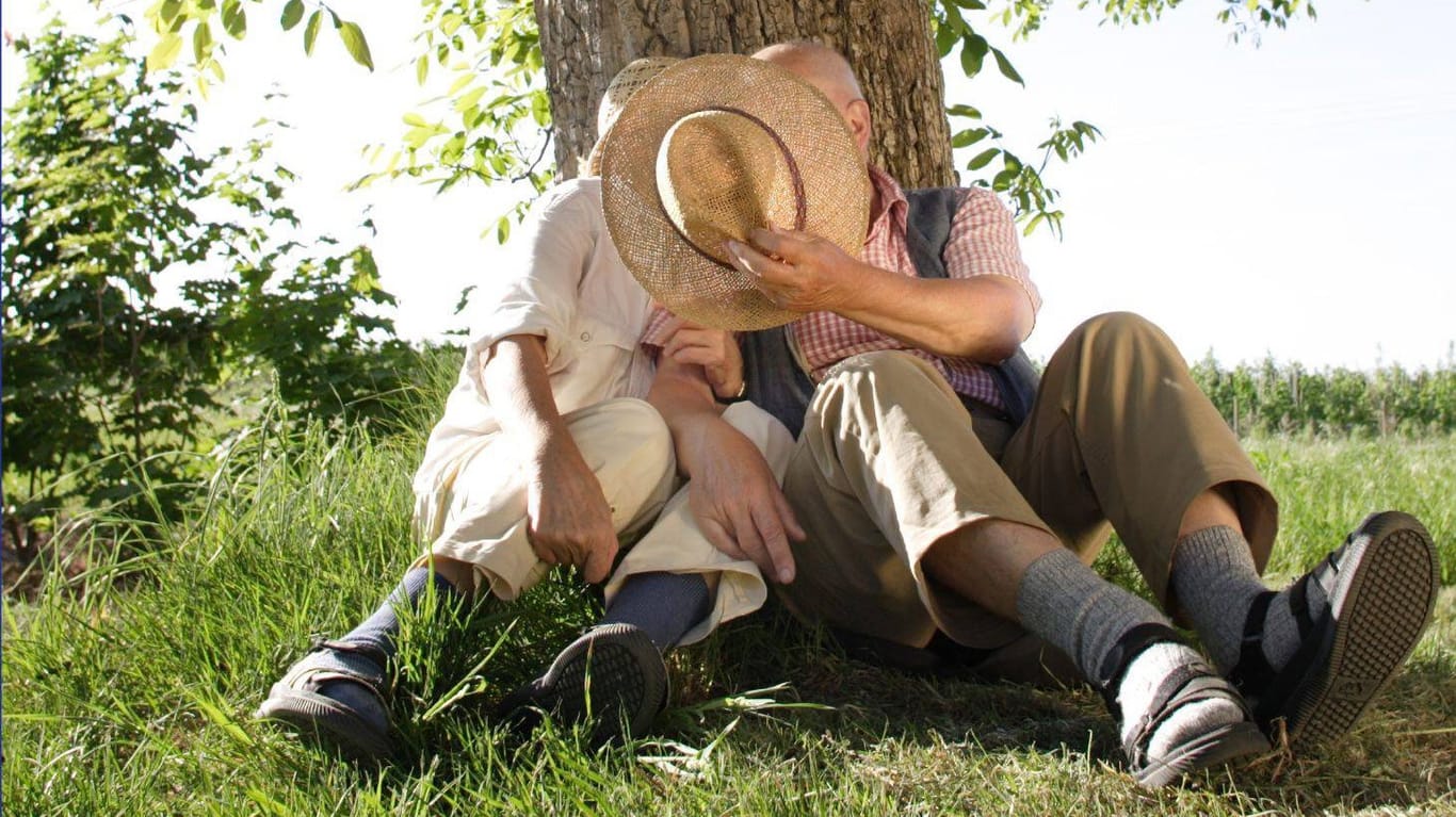 Seniorenpaar beim Küssen: In der US-Gemeinde Fairfield trieben es einige Senioren zu wild. (Symbolbild)