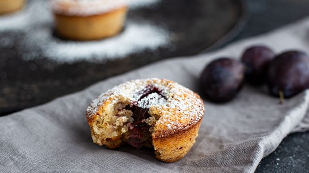 Zwetschgentörtchen: Mandeln und geschlagenes Eiweiß machen das Dessert besonders fluffig.