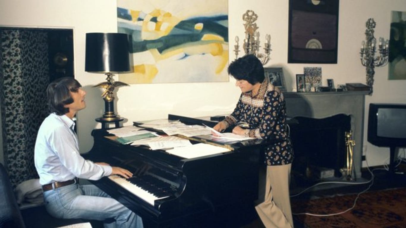 Die Schlagertexterin Irma Holder bei der Arbeit mit Udo Jürgens (1977).