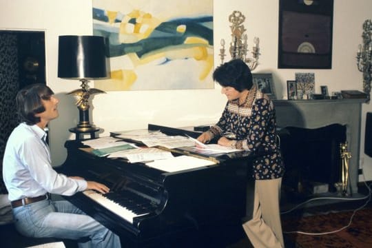 Die Schlagertexterin Irma Holder bei der Arbeit mit Udo Jürgens (1977).