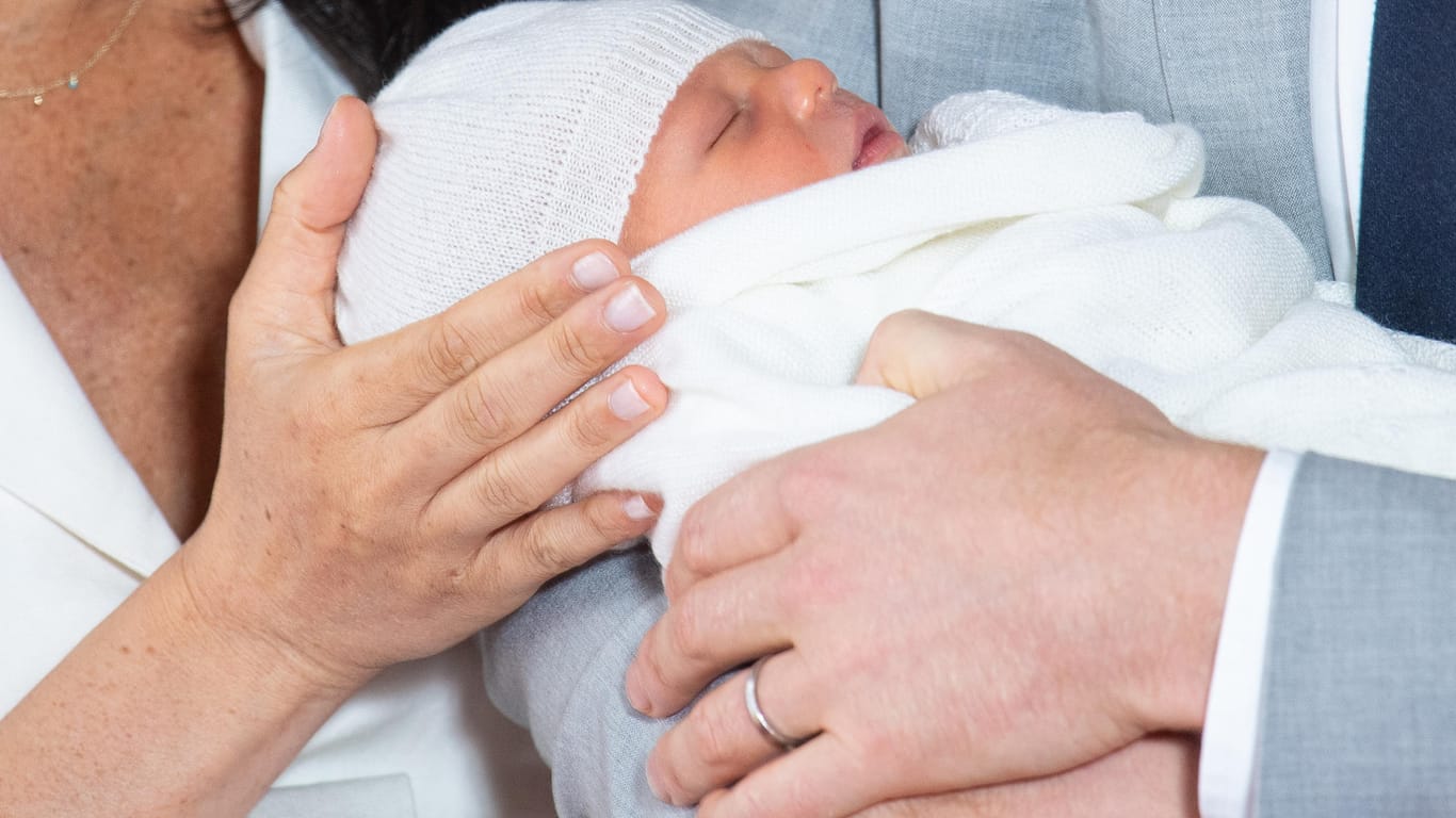 Herzogin Meghans und Prinz Harrys Hände bei der Vorstellung ihres Sohnes Archie Harrison Mountbatten-Windsor: Bei den Nägeln setzt die ehemalige Schauspielerin auf den natürlichen Lookk.