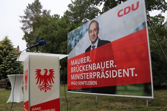 Rednerpult und Wahlplakat mit Ingo Senftleben: Der Spitzenkandidat der CDU schließt eine Koalition mit der AfD aus, ist für die Linke aber offen. (Archivbild)