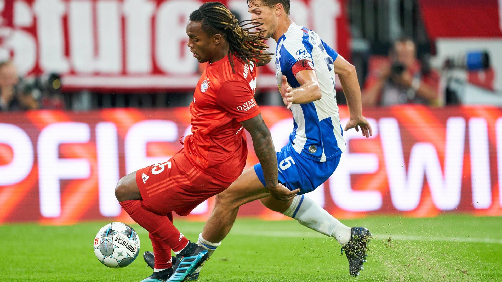 Kurzeinsatz: Bayerns Renato Sanches (l., hier im Zweikampf mit Niklas Stark) stand gegen Hertha nur fünf Minuten auf dem Platz.