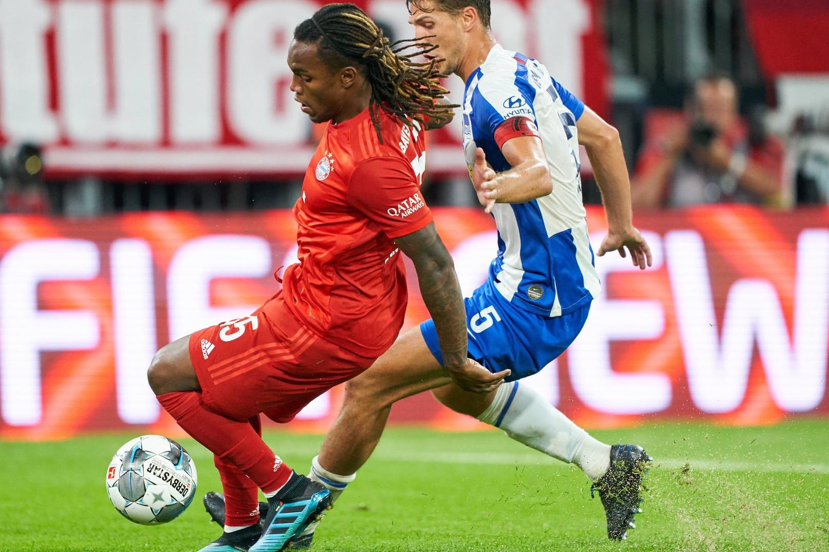 Kurzeinsatz: Bayerns Renato Sanches (l., hier im Zweikampf mit Niklas Stark) stand gegen Hertha nur fünf Minuten auf dem Platz.