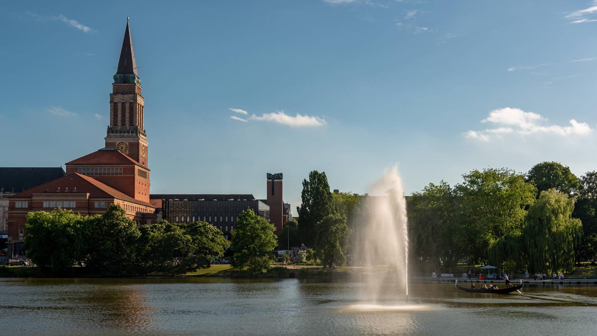 Das Kieler Rathaus mit seinem beliebten Turm: Angehaucht ist er vom venezianischen Stil.