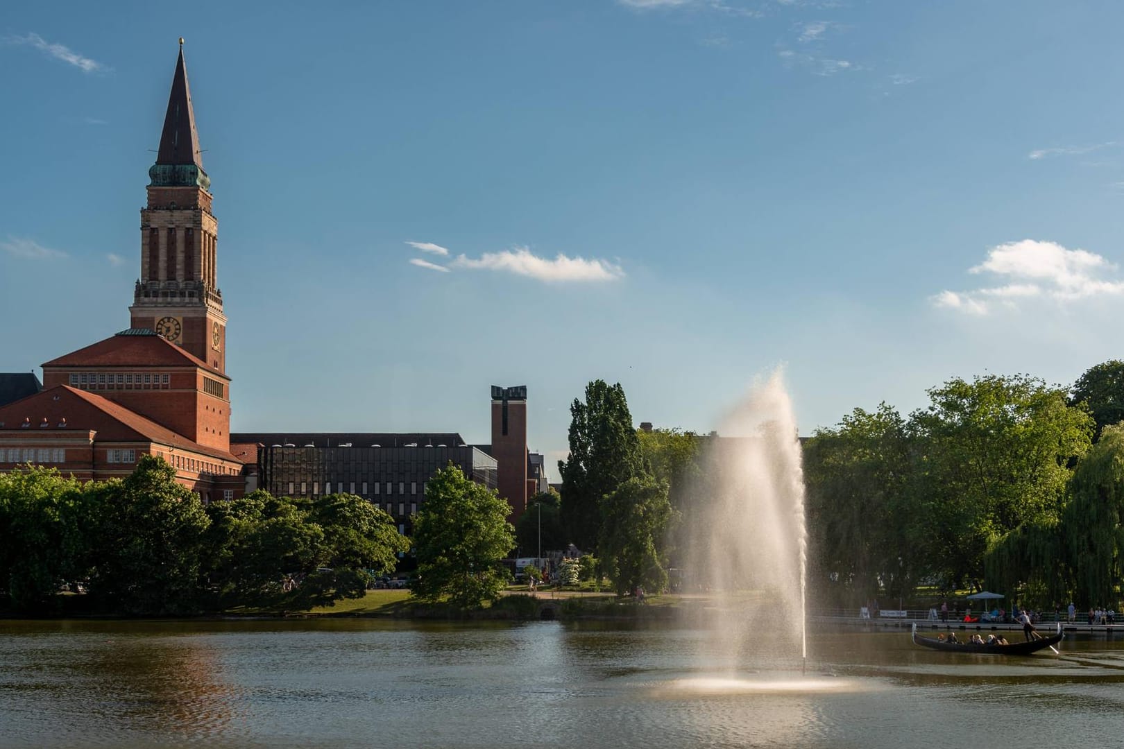 Das Kieler Rathaus mit seinem beliebten Turm: Angehaucht ist er vom venezianischen Stil.