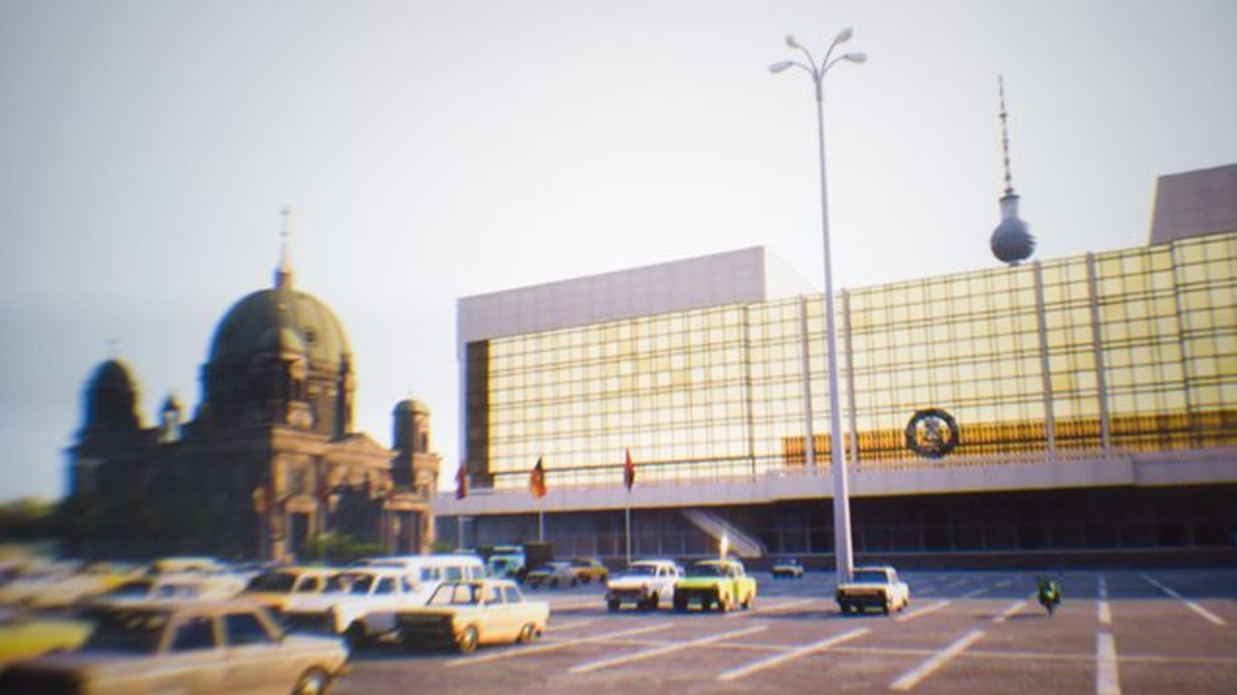 Der Palast der Republik (r), der Berliner Fernsehturm und der Berliner Dom sind durch eine Virtual-Reality-Brille zu sehen.