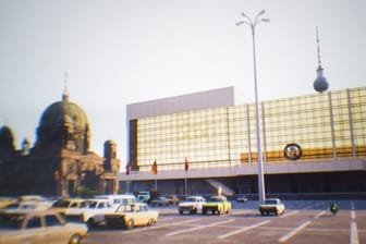 Der Palast der Republik (r), der Berliner Fernsehturm und der Berliner Dom sind durch eine Virtual-Reality-Brille zu sehen.