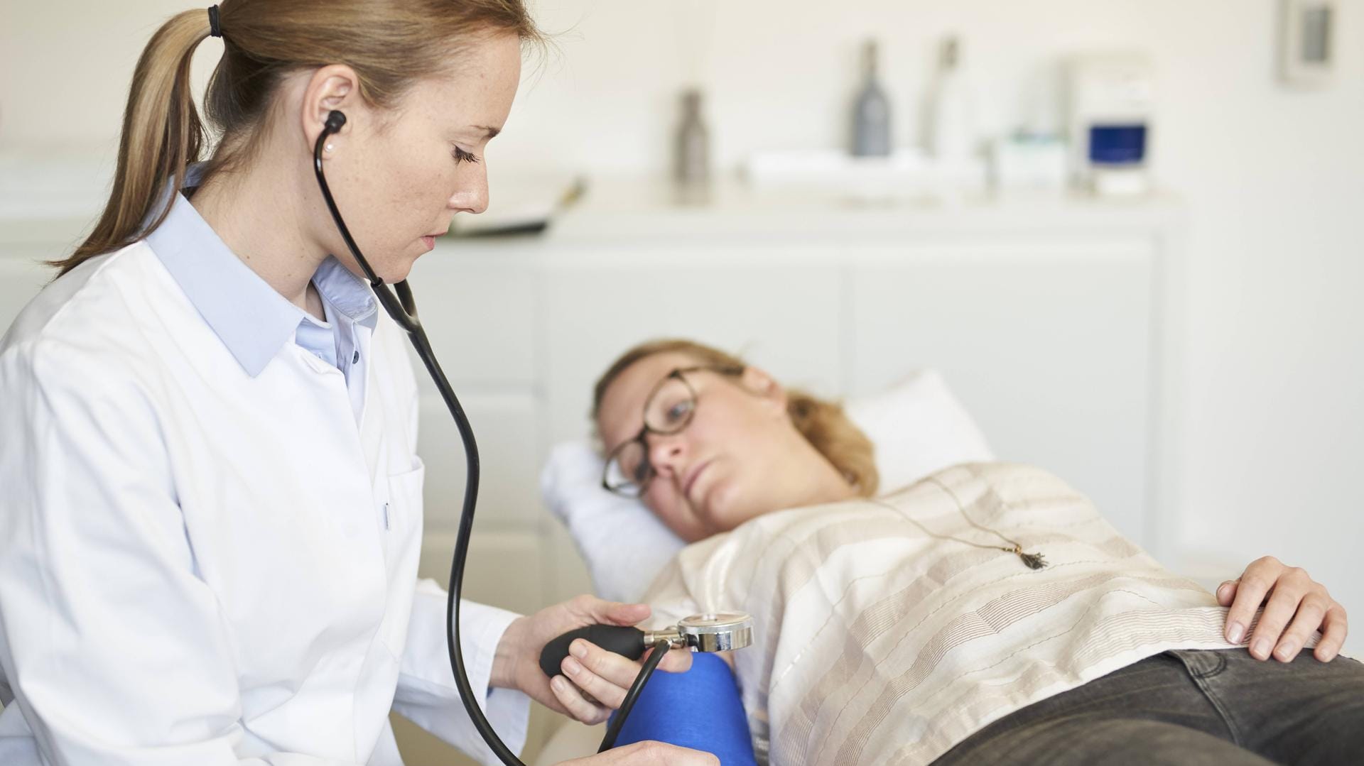 Ärztin misst Blutdruck bei einer Patientin: Für einige ländliche Regionen wird ein Ärztemangel erwartet. Ärztin misst Blutdruck bei einer Patientin: Für einige ländliche Regionen wird ein Ärztemangel erwartet.