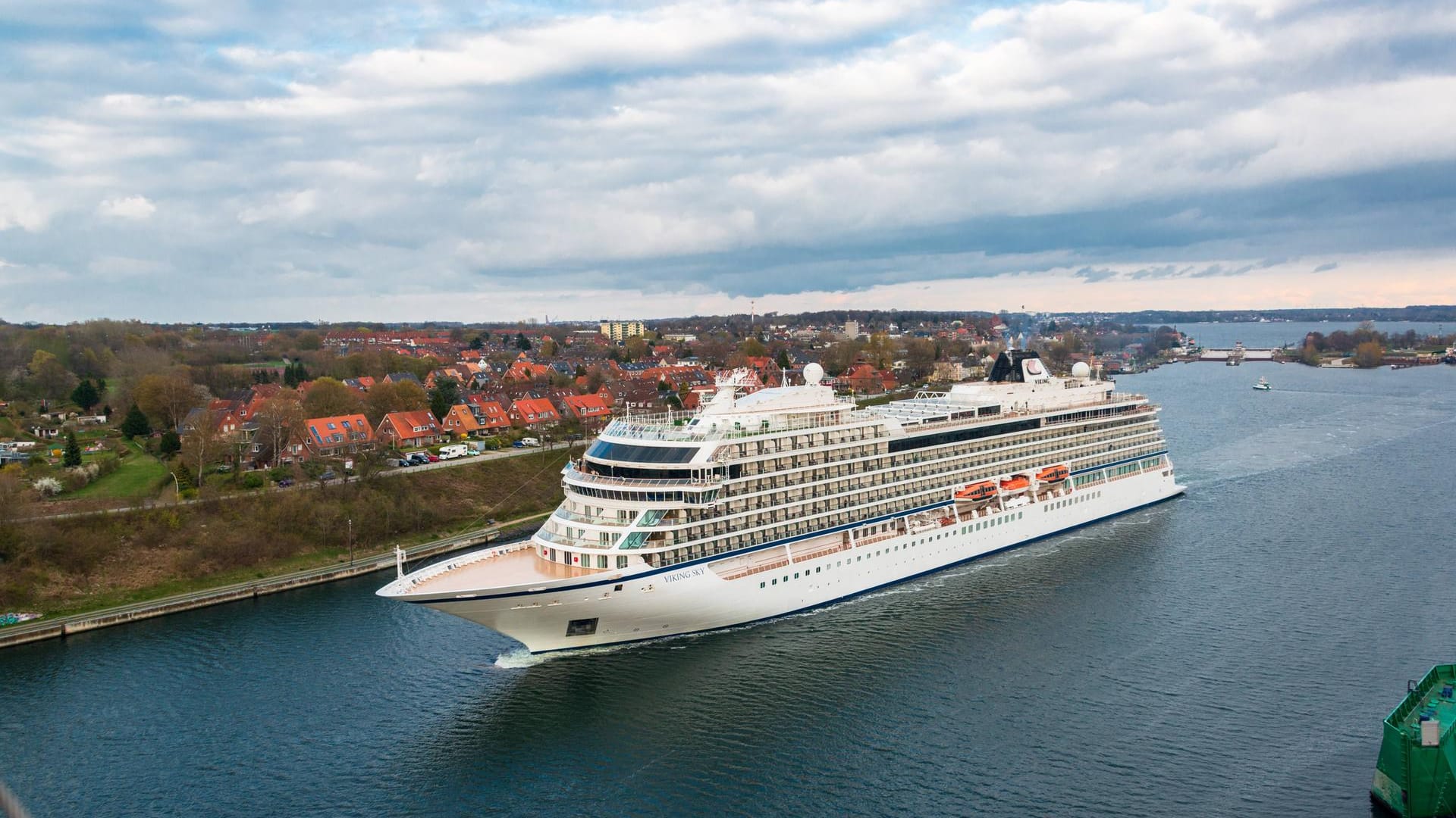 Die Viking Sky im Nord-Ostsee-Kanal: Der Kanal ist eine Abkürzung um mehrere Hundert Kilometer.