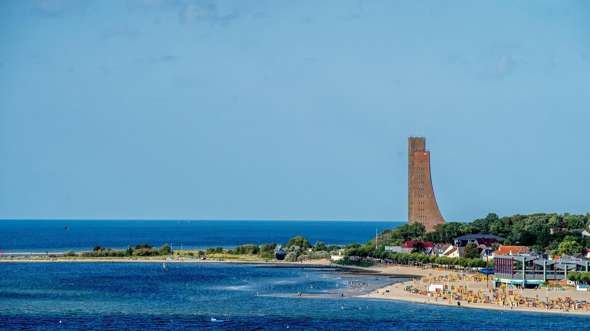 Die Kieler Förde ist eine 17 Kilometer lange Bucht an der Ostsee: Dort befindet sich das Marine-Ehrenmal.