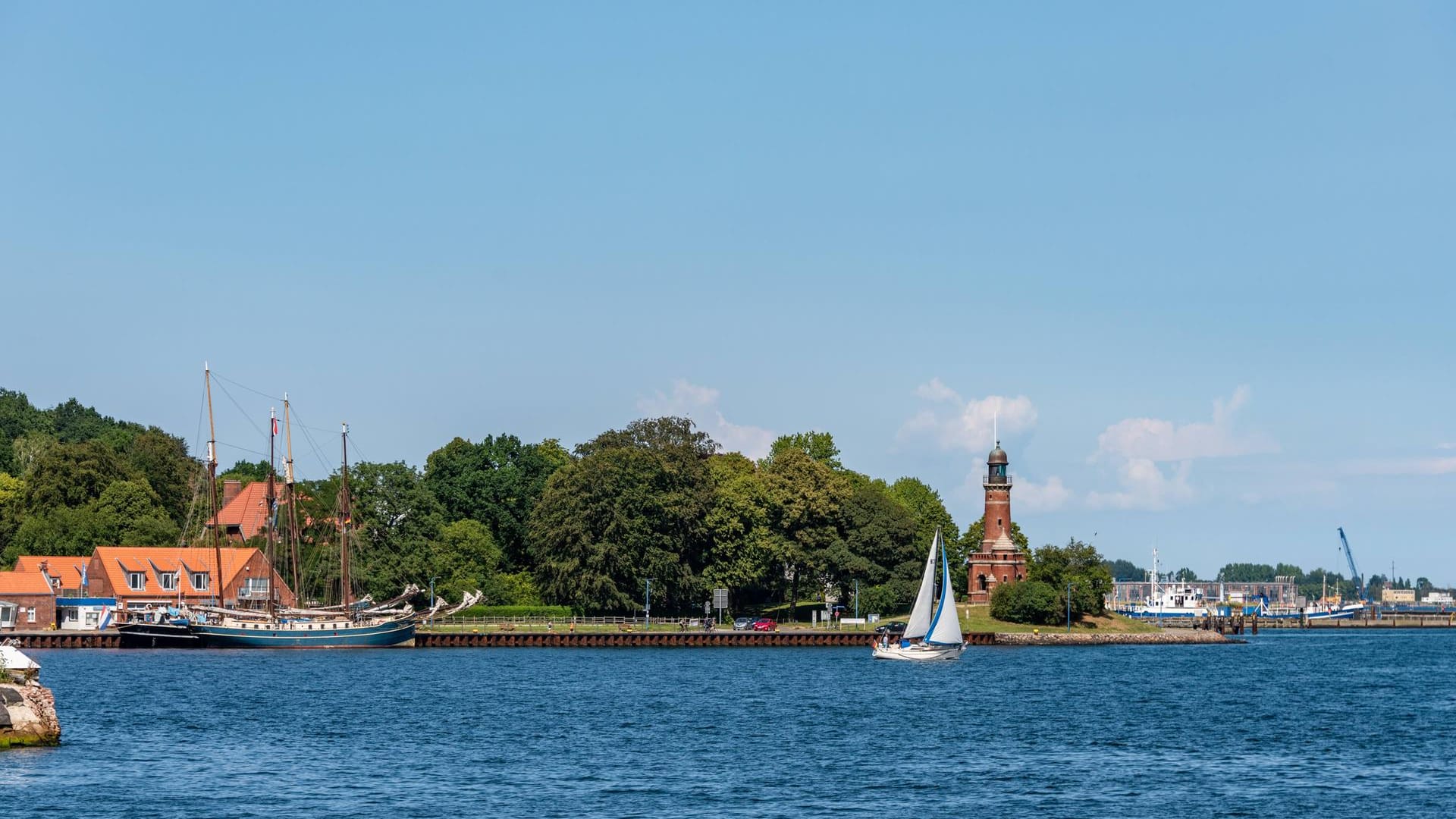 Blick auf einen Leuchtturm in Kiel: An der Kieler Förde gibt es insgesamt drei Leuchttürme.