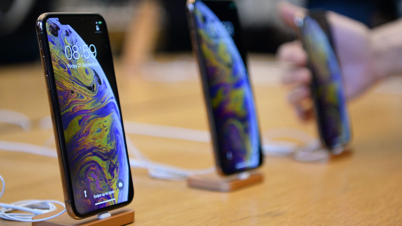 Die iPhone-Modelle iPhone XS und iPhone XS Max stehen im Apple Store: Der Nachfolger soll laut einem Medienbericht ein zusätzliches Ultra-Weitwinkel-Objektiv sowie den Namenszusatz "Pro" bekommen.