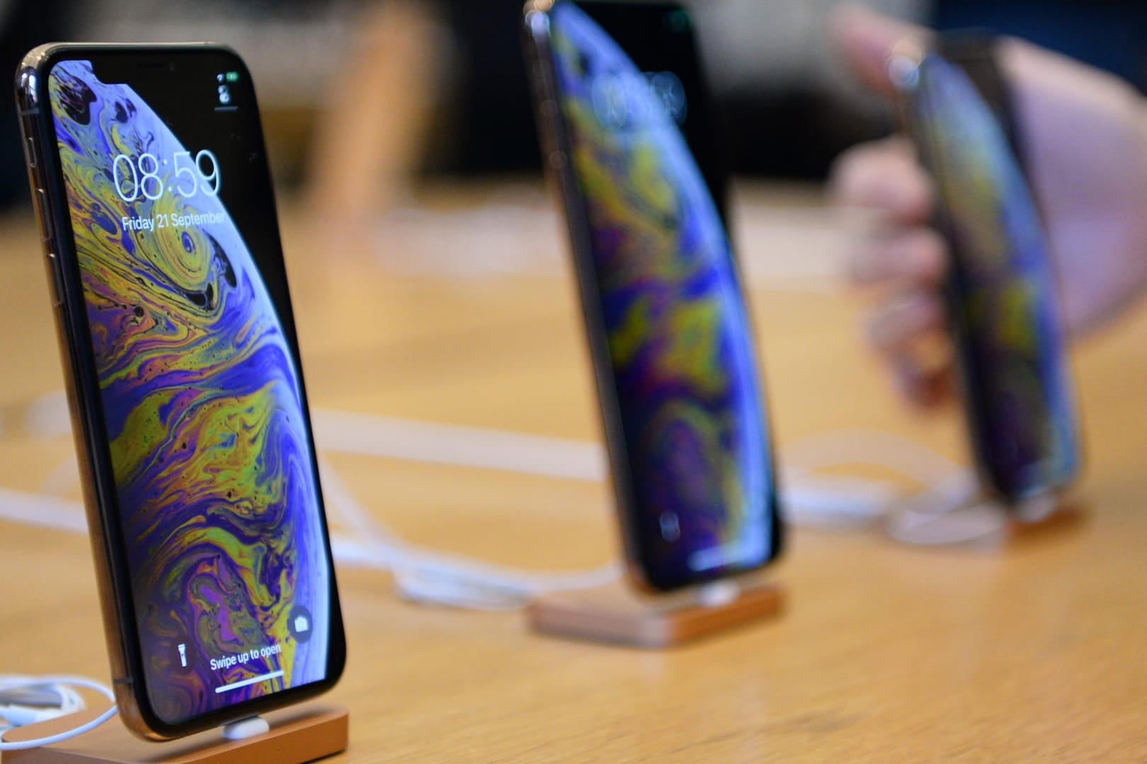 Die iPhone-Modelle iPhone XS und iPhone XS Max stehen im Apple Store: Der Nachfolger soll laut einem Medienbericht ein zusätzliches Ultra-Weitwinkel-Objektiv sowie den Namenszusatz "Pro" bekommen.
