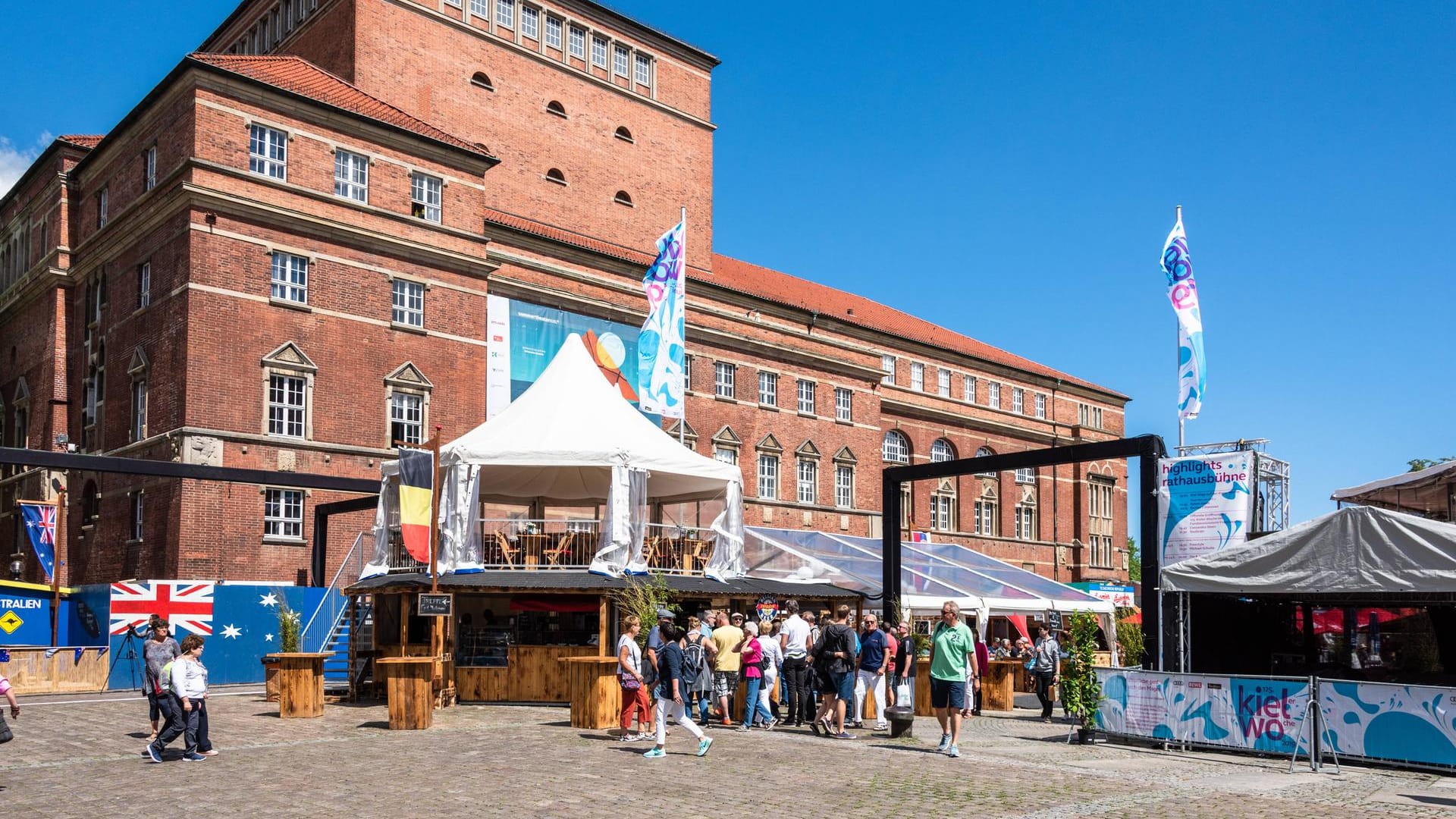 Der Internationale Markt auf dem Rathausplatz: Er befindet sich vor dem alten Rathaus und dem Opernhaus.