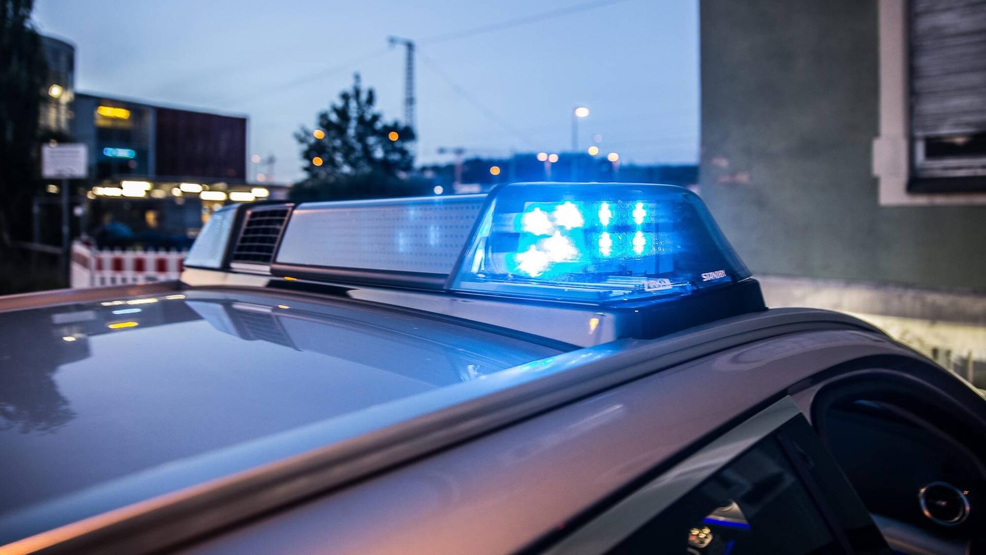 Blaulicht: Die Polizei wurde von der Mutter des Zwölfjährigen gerufen. (Symbolbild) Blaulicht: Die Polizei wurde von der Mutter des Zwölfjährigen gerufen. (Symbolbild)