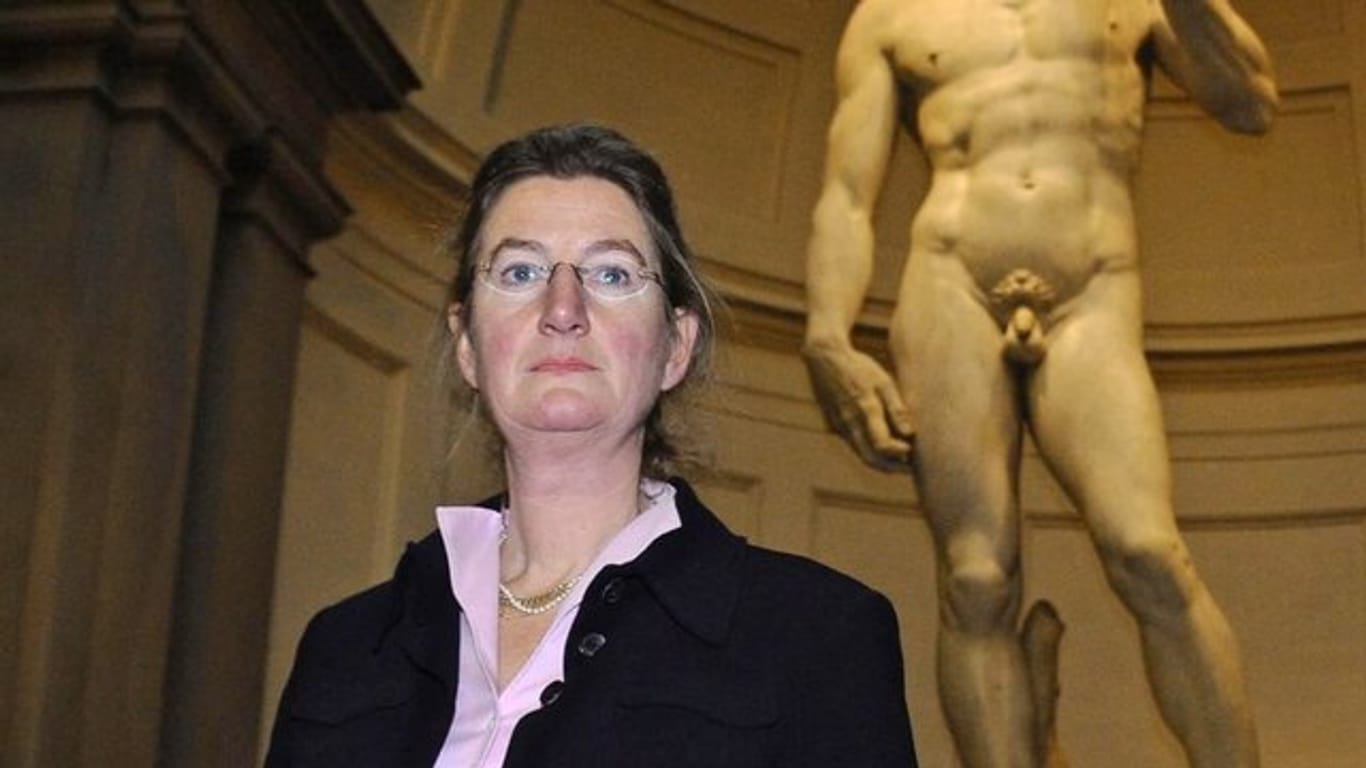 Cecilie Hollberg vor Michelangelos David.