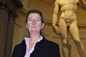 Cecilie Hollberg vor Michelangelos David.