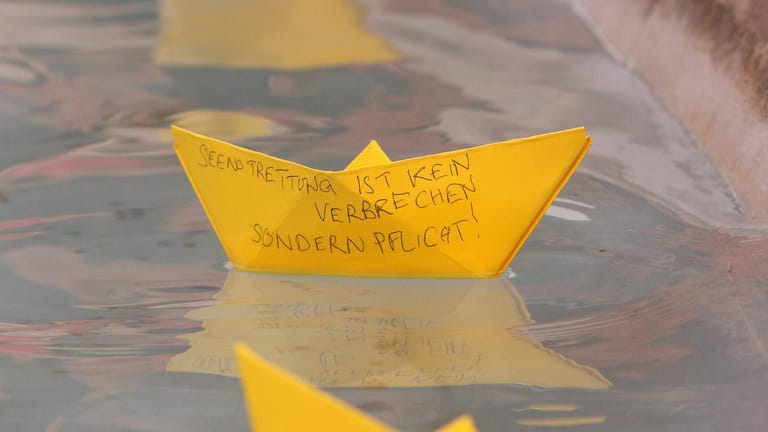 Papierschiffchen, das ein Flüchtlingsboot auf dem Mittelmeer darstellen soll: "Ich würde den Fremdenhass bekämpfen." (11-Jähriger) (Symbolfoto)