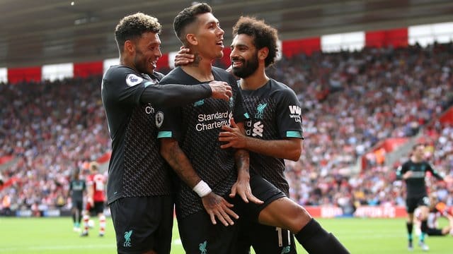 Alex Oxlade-Chamberlain (l) freut sich mit Roberto Firmino (M) und Mohamed Salah. Alex Oxlade-Chamberlain (l) freut sich mit Roberto Firmino (M) und Mohamed Salah.