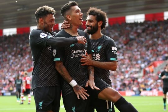 Alex Oxlade-Chamberlain (l) freut sich mit Roberto Firmino (M) und Mohamed Salah.