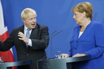 Angela Merkel and Boris Johnson: Der britische Premierminister will den Brexit um jeden Preis.