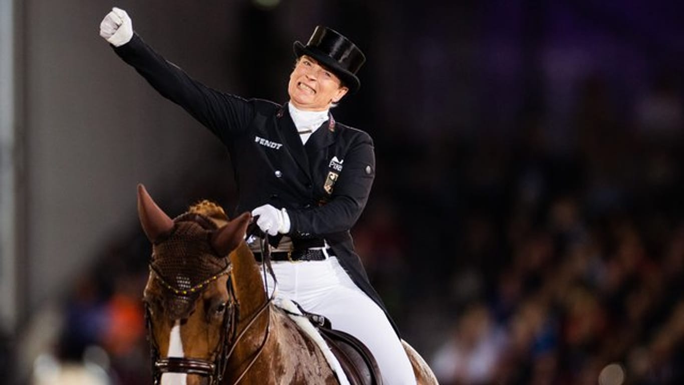 Isabell Werth feiert ihren EM-Titel mit Pferd Bella Rose.