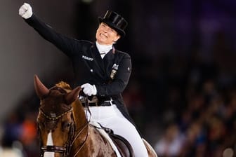 Isabell Werth feiert ihren EM-Titel mit Pferd Bella Rose.