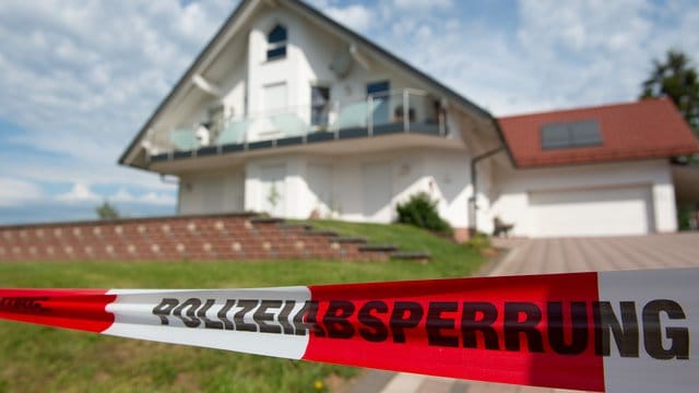 Absperrband vor dem Haus des verstorbenen Walter Lübcke: Der Kasseler Regierungspräsident wurde am 2. Juni in seinem Haus bei Kassel erschossen.