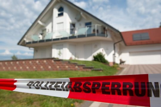 Absperrband vor dem Haus des verstorbenen Walter Lübcke: Der Kasseler Regierungspräsident wurde am 2. Juni in seinem Haus bei Kassel erschossen.