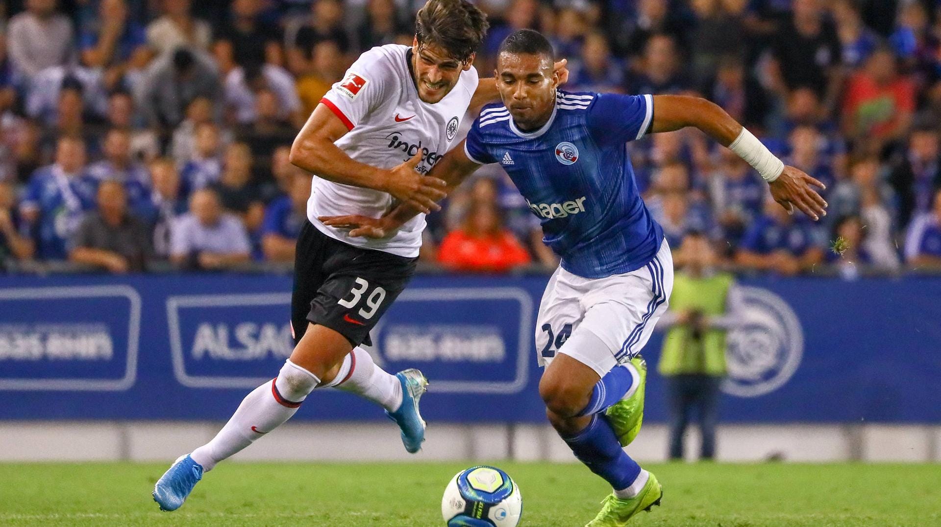 Stellvertretend für ein intensives Spiel: Frankfurts Goncalo Paciencia (l.) und Straßburgs Alexander Djiku streiten um den Ball.