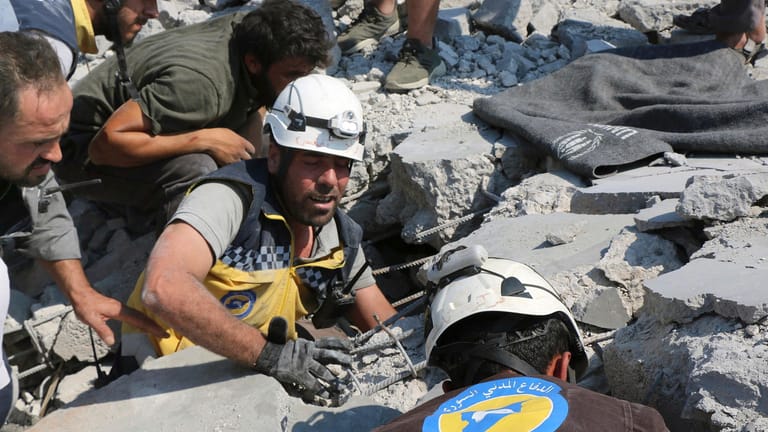 Zivilhelfer in Idlib versuchen Opfer unter Trümmern zu bergen.