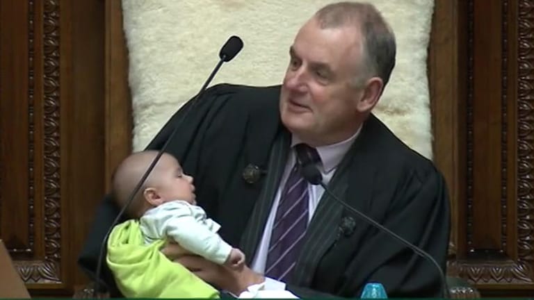 Neuseelands Parlamentspräsident hat ein Herz für Kinder.